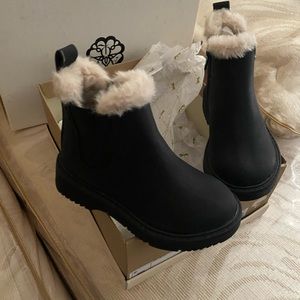 Toddler girl’s Chelsea boot sz 6 black w/ fur